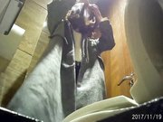 外站最新流出岛国大神国内某高级快餐厅TP女员工和女顾客方便皮裤俏皮小美女惹人爱女员工尿频入镜3次