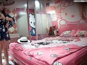 粉系可爱房眼镜苗条清纯美少女与男友开房打炮试换多套衣服美女上位干的很猛烈反向坐插性技很熟练