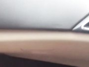 御女范气质短裙大长腿美女荒山野林打电话叫了辆车后才发现没带钱包只能和司机车内激情啪啪肉偿