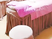 美容店老板娘深夜里的邂逅，伺候完客人晚上兼职秀一场，黑丝情趣道具抽插，浪叫呻吟不断，高潮喷水湿透了毛巾