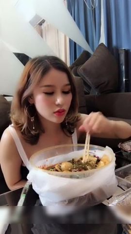 美乳性感网红大奶美女剧情演绎在客厅吃饭穿着太暴露被下班回来的姐夫强上了,说：姐夫你好大,用力点射我逼里!