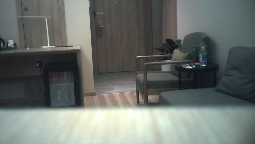 女神级F罩杯网红美女主播酒店和铁杆土豪粉丝约啪,套子都被干破一个,美女说：你也太猛了,搞得我气都喘不过来!