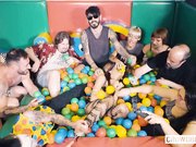 (CrowdBondage) Balls Dep 一伙在海洋球里群交的变态男女