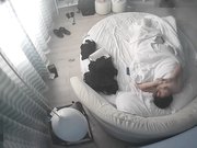 小旅馆情趣圆床偷拍早上睡醒欲女主动趴在男伴身上上位话说这男的JJ小的可怜