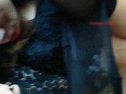 御姐搭上顺风车被老司机下药到矿泉水里 边走边摸拉到偏僻的地方 穿黑丝竟然不穿内裤 肥美BB露出无套内射