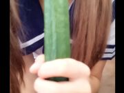 微博网红少女软萌萝莉小仙露半脸 学生制服诱惑用黄瓜插入白白嫩嫩的小穴自慰高潮出白浆后舔黄瓜