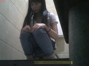 外站流出国内娱乐场所女厕偷拍小姐意见很大唠叨这是女厕门关不上