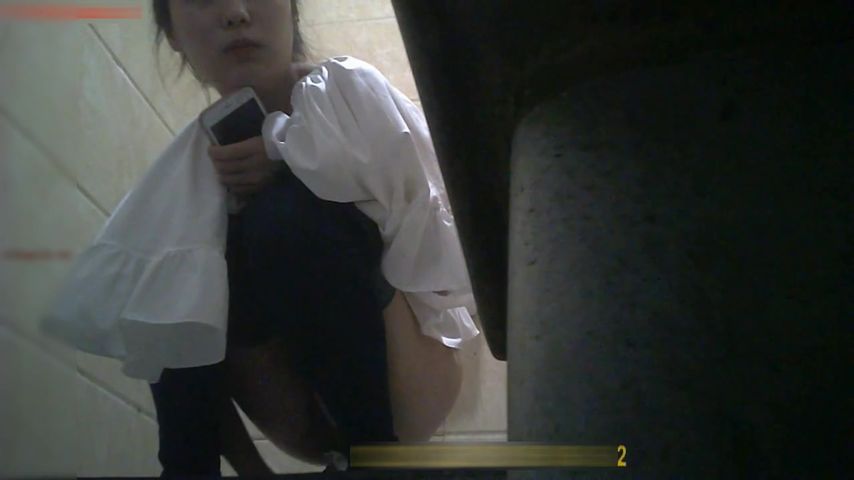 外站流出国内娱乐场所女厕偷拍小姐意见很大唠叨这是女厕门关不上