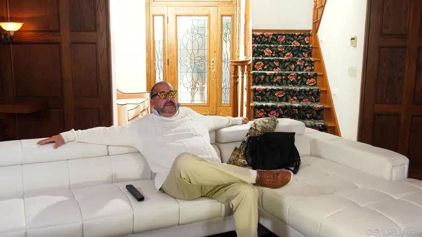 Horny Old Men 与两个老头轮流做爱的女推销员金丝莉