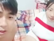 玲妹妹双人激情露脸小夫妻，生活不易镜头前直播啪啪，还在哺乳期奶水很多，激情爆操浪叫不断熟透了续