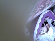 温馨钟点房喝着红牛的小青年与电话多业务有点忙的销售姐姐啪啪啪主动吃J8搞硬女上表情享受还说用力