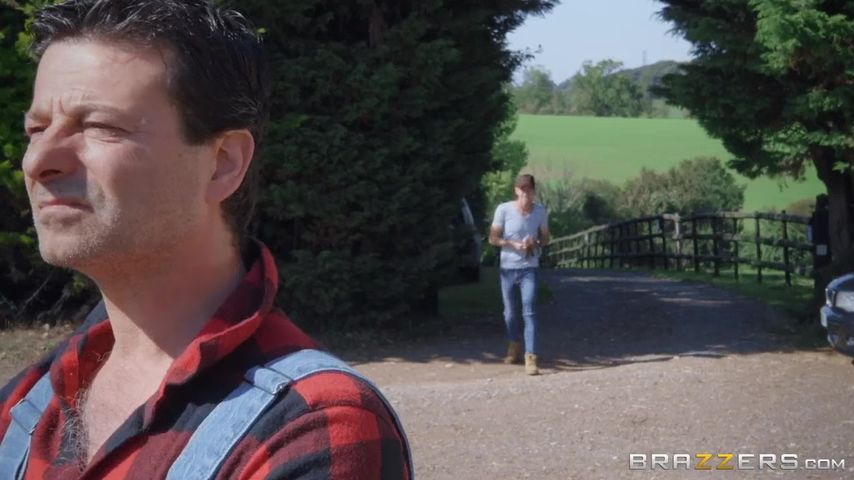 颜值不错健美身材美女鸡动啪啪作品 农场里的小美女清晰操穴这环境搞起来很刺激，肉肉靓女嫩B一流720P高清