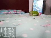 傍晚饭后城中村溜达被站在小巷拉客的少妇带入小旅馆来一炮一边干一边看手机