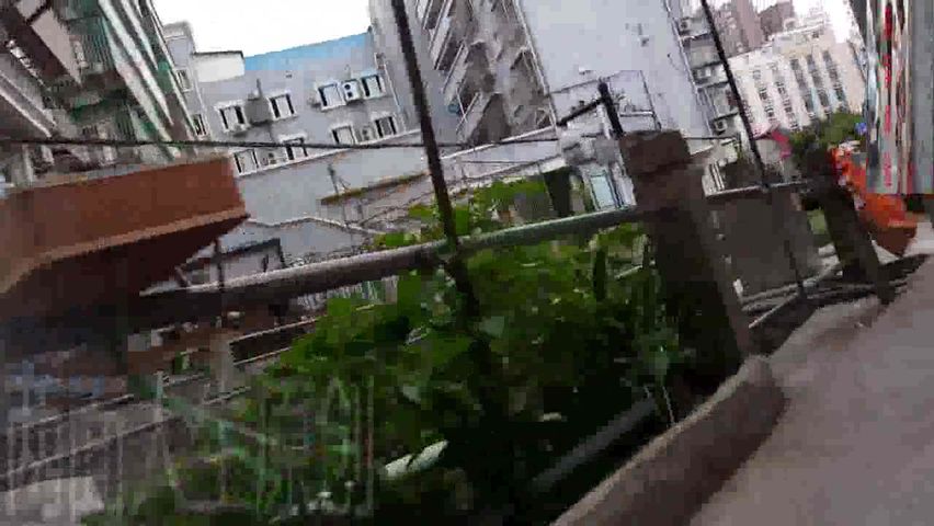 傍晚饭后城中村溜达被站在小巷拉客的少妇带入小旅馆来一炮一边干一边看手机