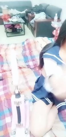 玲妹妹露脸一个人的激情，无毛馒头逼配合炮击仇抽插，浪叫享受带来的快感，秀完赶紧给儿子喂奶真刺激