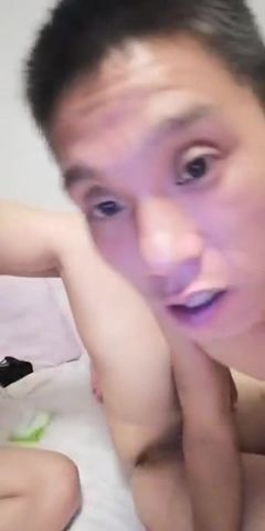 手机直播精品福利之尤物情人激情3P，露脸熟女姐姐跟两个猛男玩直播，激情爆草多姿势嗨皮第三弹