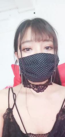 新人口罩美女主播身材苗条边跳边脱 沙发上抠逼自摸呻吟诱惑 逼逼微毛粉嫩喜欢的不要错过