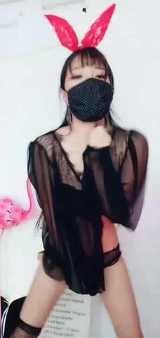 新人口罩美女主播身材苗条边跳边脱第二部 沙发上抠逼自摸呻吟诱惑 逼逼微毛粉嫩喜欢不要错过