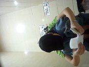 外站流出商场全景女厕偷拍来月经的妹子牛仔裤破得真有特色