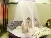 温馨房年轻情侣啪啪大战激情69式舔了半天经典体位玩一遍射完休息一下妹子主动上来吃J8女上位又干一炮淫叫给力