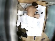 小旅馆钟点房上帝视角偷拍两个年纪不大的小情侣开房没啥经验没玩一会就射了