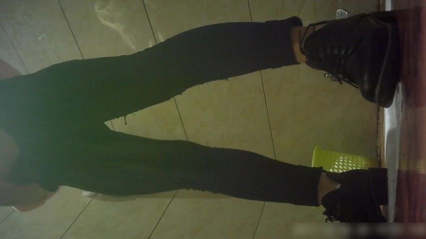 外站流出云上会所高清系列粉红内裤美眉貌似屁股痒不停的抠