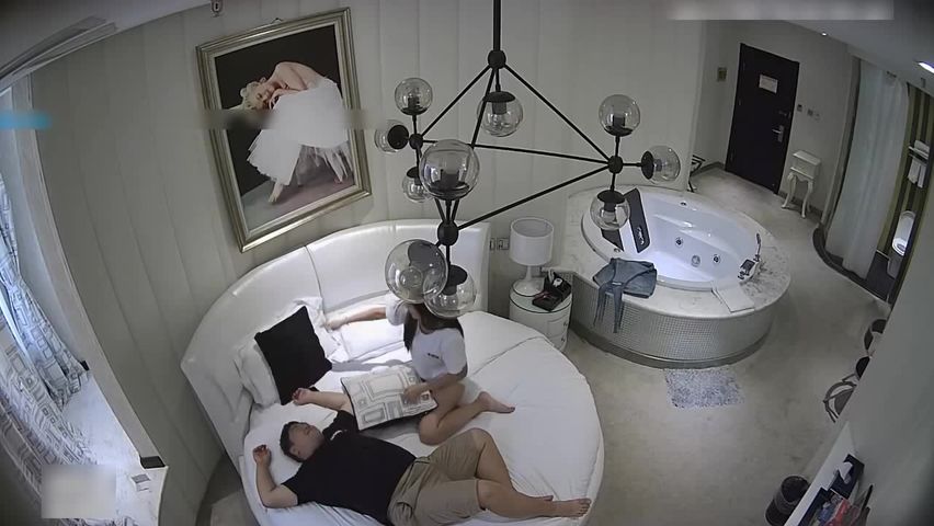 颜值不错的白衣美女酒店啪啪肉肉身材真不错是操穴的极品这技术插了好几回花样还真多