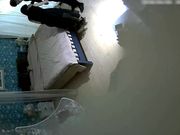 衣服还没脱就急着吃屌日了两炮