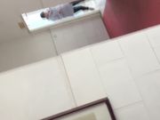 学院女厕偷拍穿靴子的妹子尿尿出来的轨迹像纯爷们