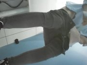 尾随妹子进女厕偷窥玩手机的高跟妹子