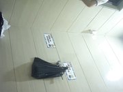 黑丝服务员妹子憋了很久尿得很粗一条水柱