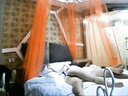 美女正吃鸡鸡突然接到男友电话太会装了