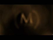 在沙发上纵情欢爱的性感的金发女郎