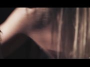 在沙发上纵情欢爱的性感的金发女郎