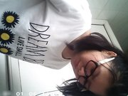 女厕近距离偷拍妹子人美逼嫩