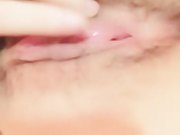 床上慢慢脱掉衣服手指扣逼