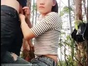 开价一千元约炮的美女主播和小帅哥户外小树林野战啪啪