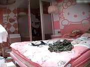 貌似刚结婚的漂亮美女和老公外地旅游住酒店啪啪被偷拍,原来小伙喜欢从屁股后面操,美女叫的又骚又淫荡