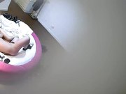 特色宾馆偷拍年轻胸大的美女和四眼仔胖男偷情啪啪,男的虽胖操起逼来真厉害,不停爆操美女