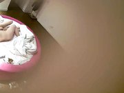 特色宾馆偷拍年轻胸大的美女和四眼仔胖男偷情啪啪,男的虽胖操起逼来真厉害,不停爆操美女