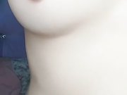 半老徐娘想入非非露脸情趣装，一多紫薇大秀，尿尿特写道具抽插，诱惑哥哥挣钱生活费也不容易