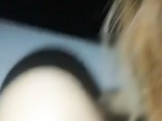 黑丝露胸短裙性感美女在地下停车场被色狼按在车里啪啪,掀开短裙穿的竟是开档丝袜情趣内裤