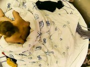 主题房俯拍大金链子小手表土豪哥性欲旺盛与阴毛茂密身材不错的妹子歇歇干干共打了5炮体格不行真受不了