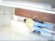 某站流出医院尾随几个妹子进女厕偷窥眼镜美眉下面毛多又黑真想伸手进去摸一把