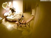 特色宾馆偷拍清纯漂亮大学美女与男友啪啪连干3次