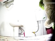 工厂集体宿舍公共卫生间偷拍打工妹子洗澡嘘嘘