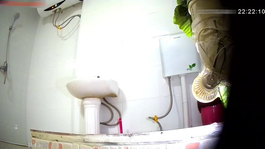 工厂集体宿舍公共卫生间偷拍打工妹子洗澡嘘嘘