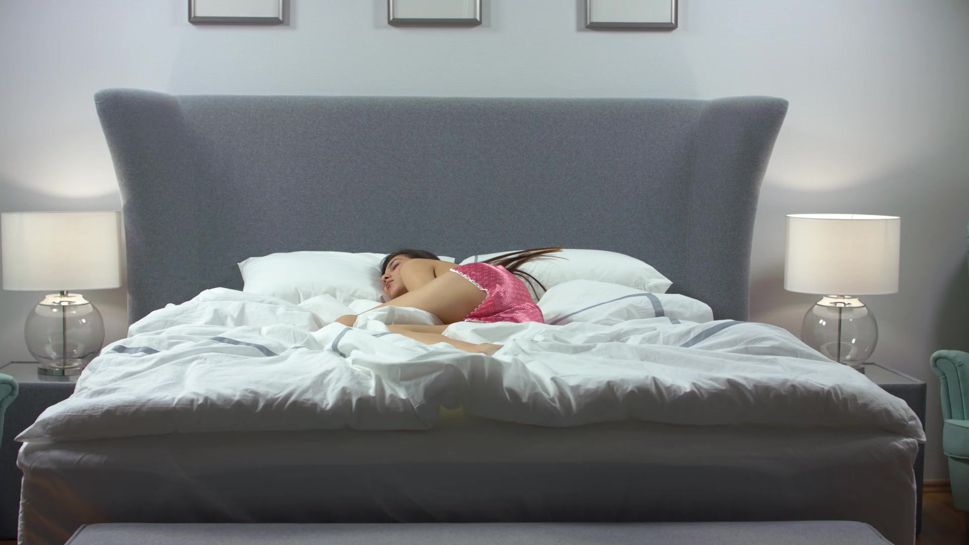 国外破处大片掰开逼逼特写处女膜展示长发妹子被破处过程