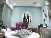 院校附近古堡房大学生情侣开房造爱猥琐眼镜男软磨硬泡终于把妹子给干了欲望来了妹子很配合操完一起吃小食品