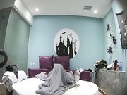 院校附近古堡房大学生情侣开房造爱猥琐眼镜男软磨硬泡终于把妹子给干了欲望来了妹子很配合操完一起吃小食品